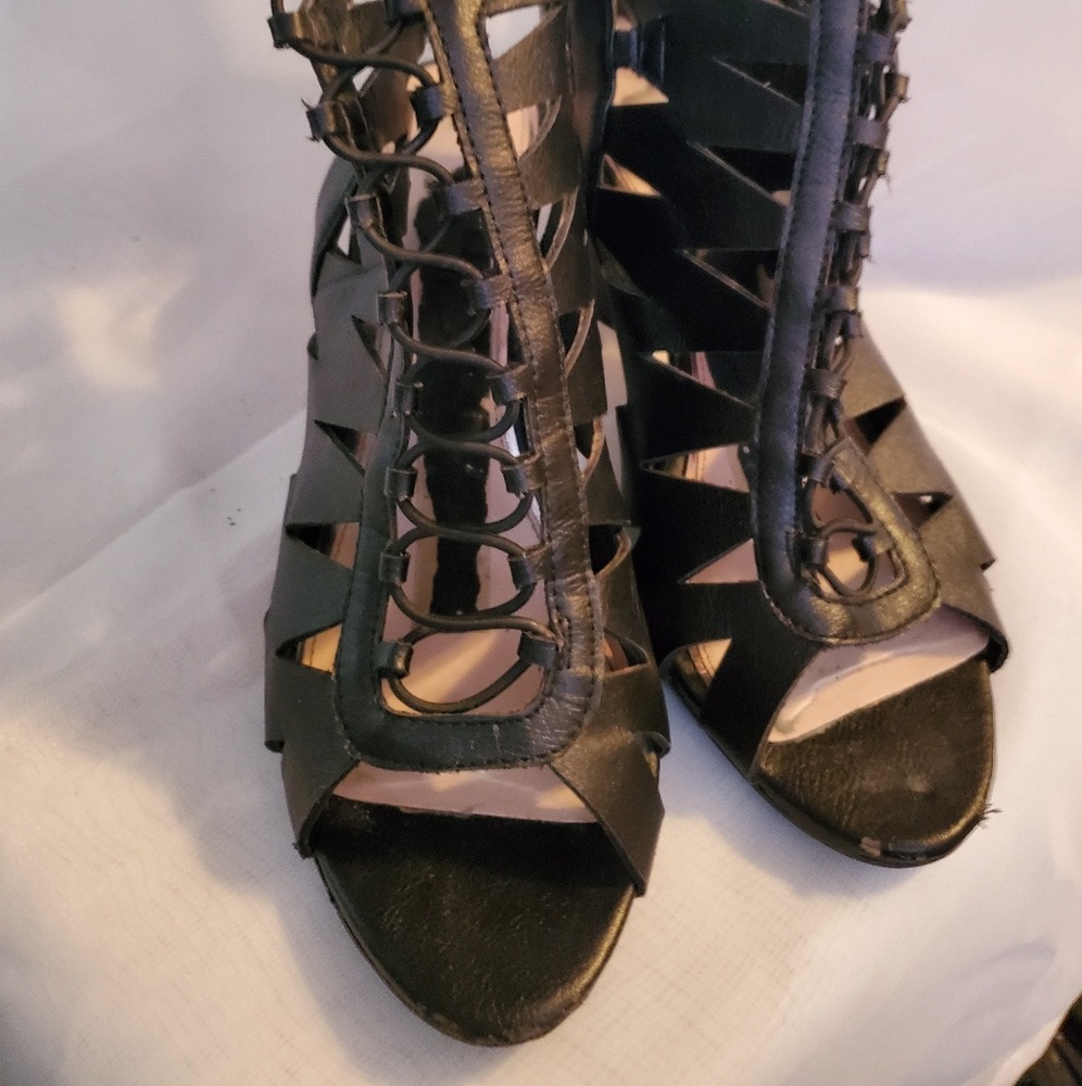 Wide heel women's shoe